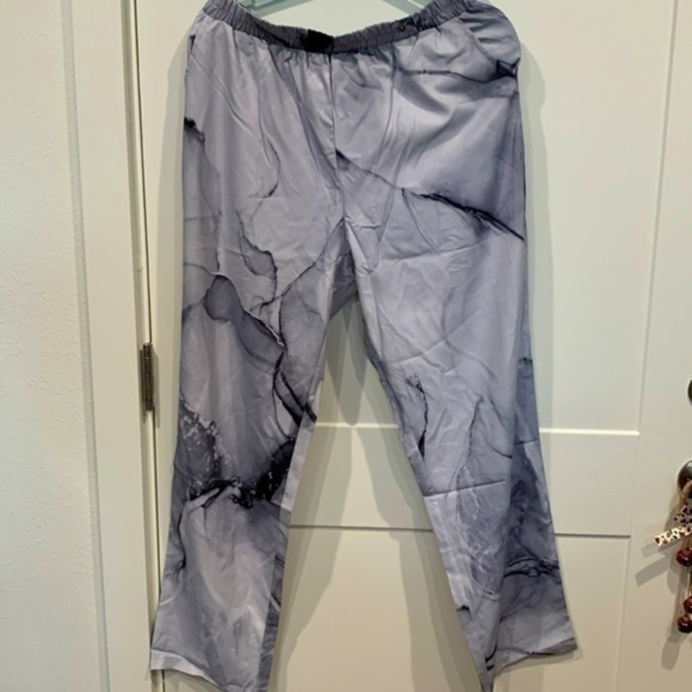 NWOT, Cute light grey pants with geometric pattern. Elastic waist, side pockets